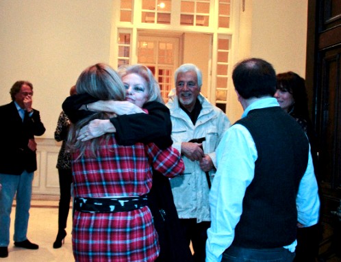 Quedada “40 años de «Un, dos, tres...»” - Miriam Díaz-Aroca y Mayra Gómez Kemp se dan un abrazo